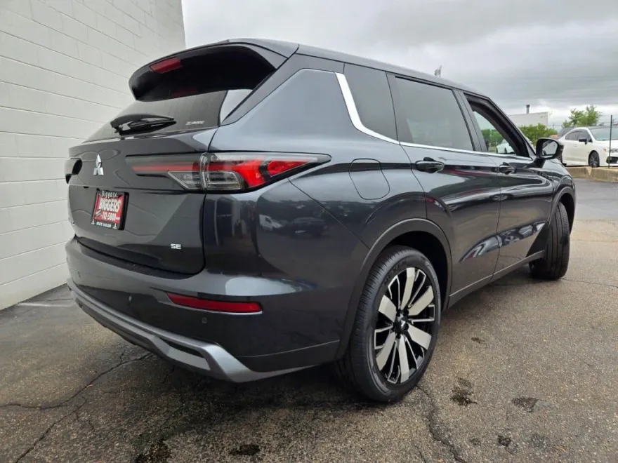 2025 Mitsubishi Outlander SE photo 1