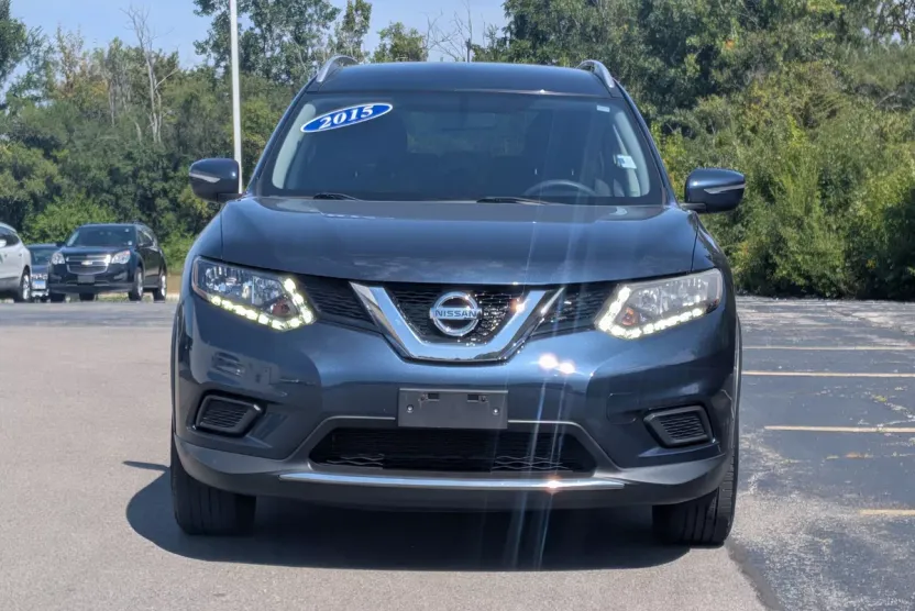 2015 Nissan Rogue SV photo 1