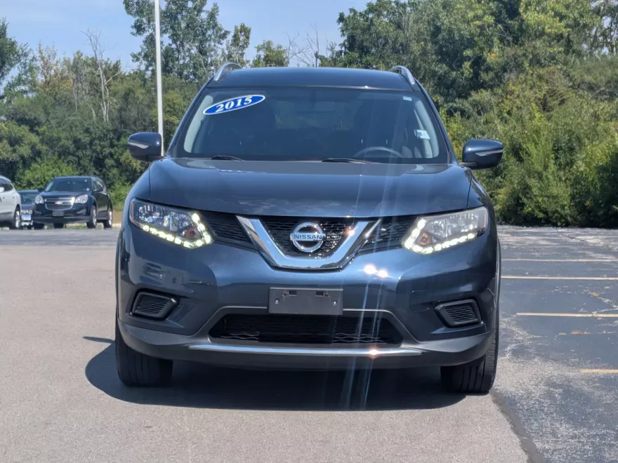 2015 Nissan Rogue SV photo 1