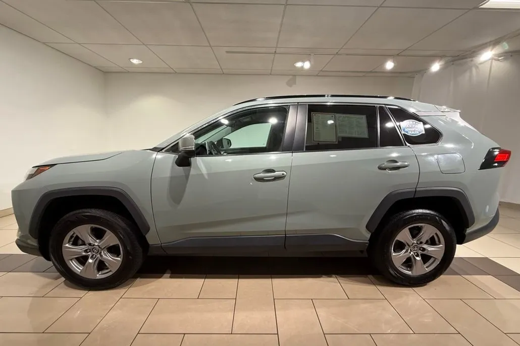 2023 Toyota RAV4 XLE photo 1