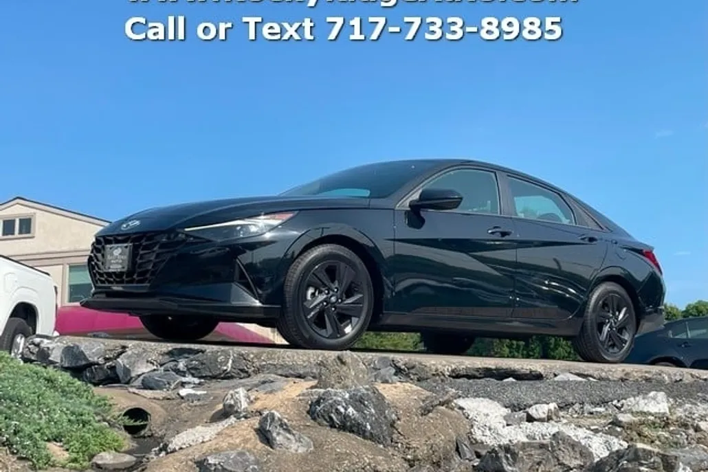 2023 Toyota Corolla LE photo 1