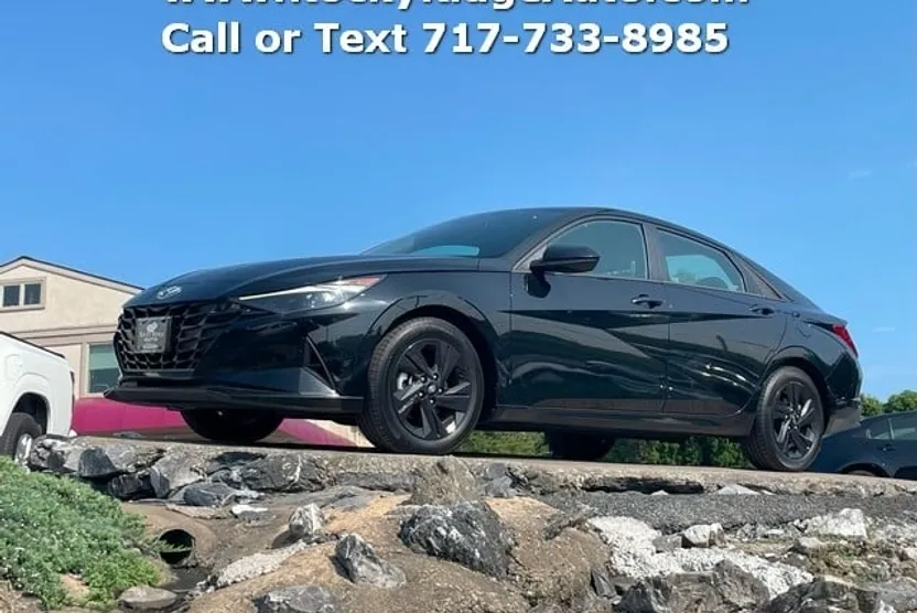2023 Toyota Corolla LE photo 1