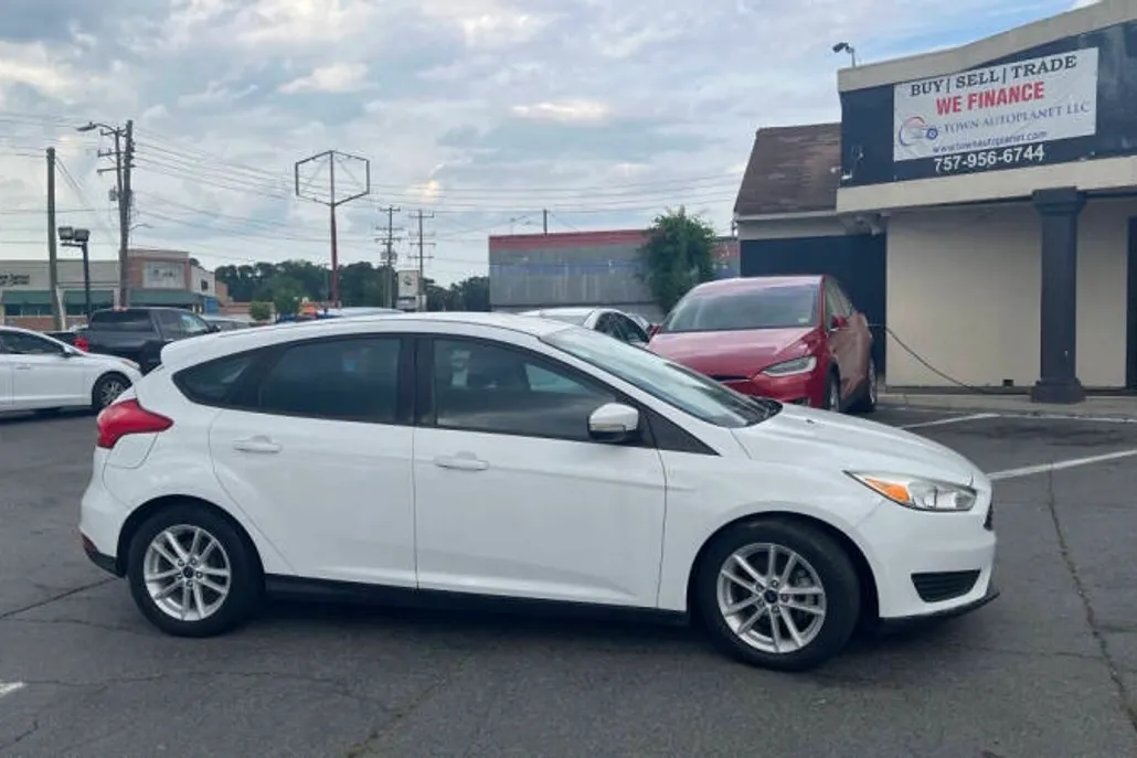 2017 Ford Focus SE photo 1