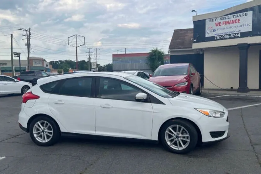 2017 Ford Focus SE photo 1
