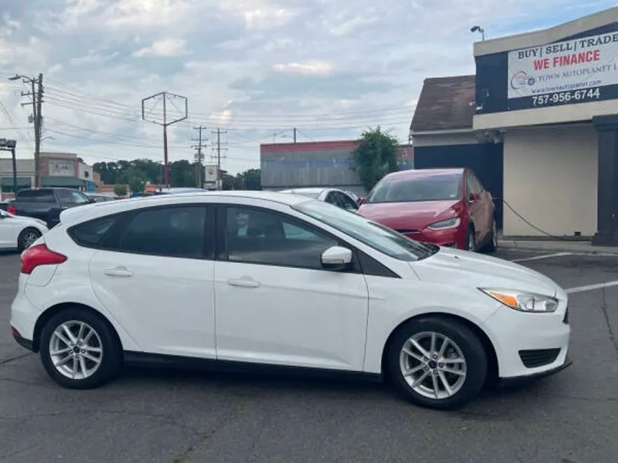 2017 Ford Focus SE photo 1