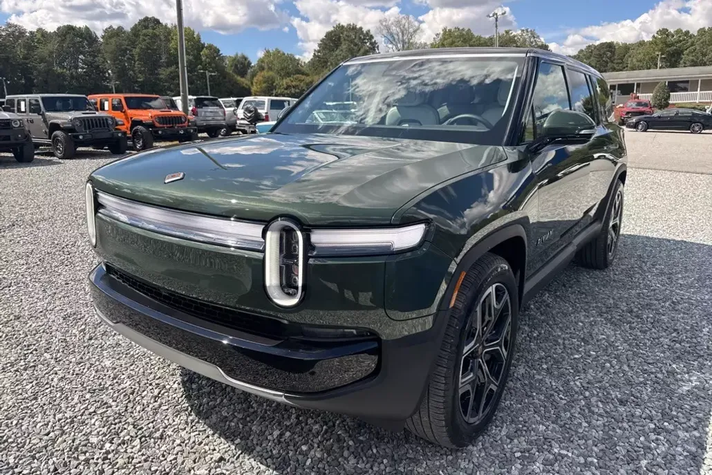 2025 Rivian R1S Adventure photo 1