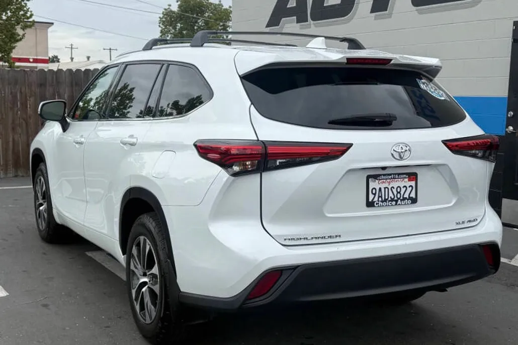 2022 Toyota Highlander XLE photo 1
