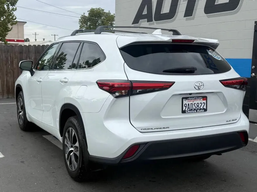 2022 Toyota Highlander XLE photo 1