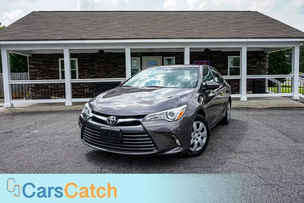 2015 Toyota Camry LE photo 1