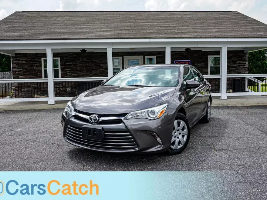 2015 Toyota Camry LE photo 1