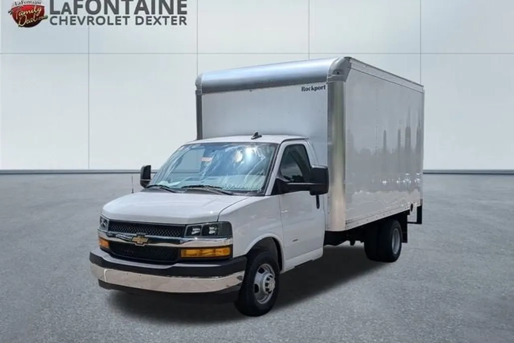 2024 Chevrolet Express Cutaway 3500 photo 1