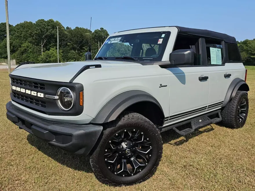 2022 Ford Bronco Base photo 1