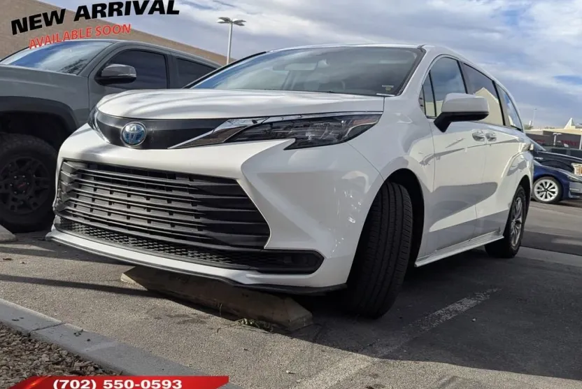 2024 Toyota Sienna LE photo 1