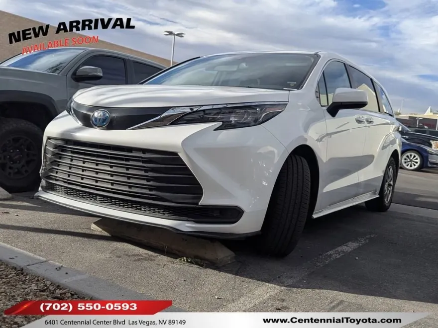 2024 Toyota Sienna LE photo 1