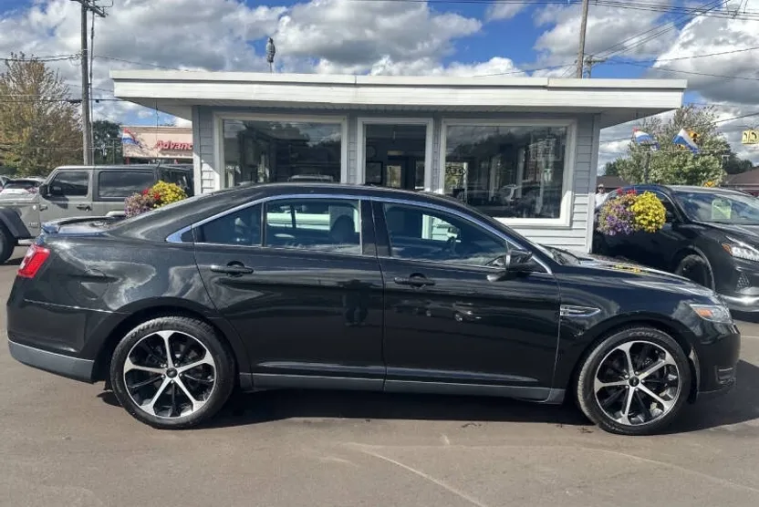 2015 Ford Taurus SEL photo 1