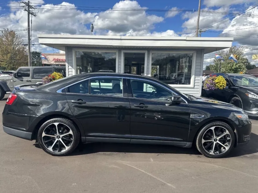 2015 Ford Taurus SEL photo 1