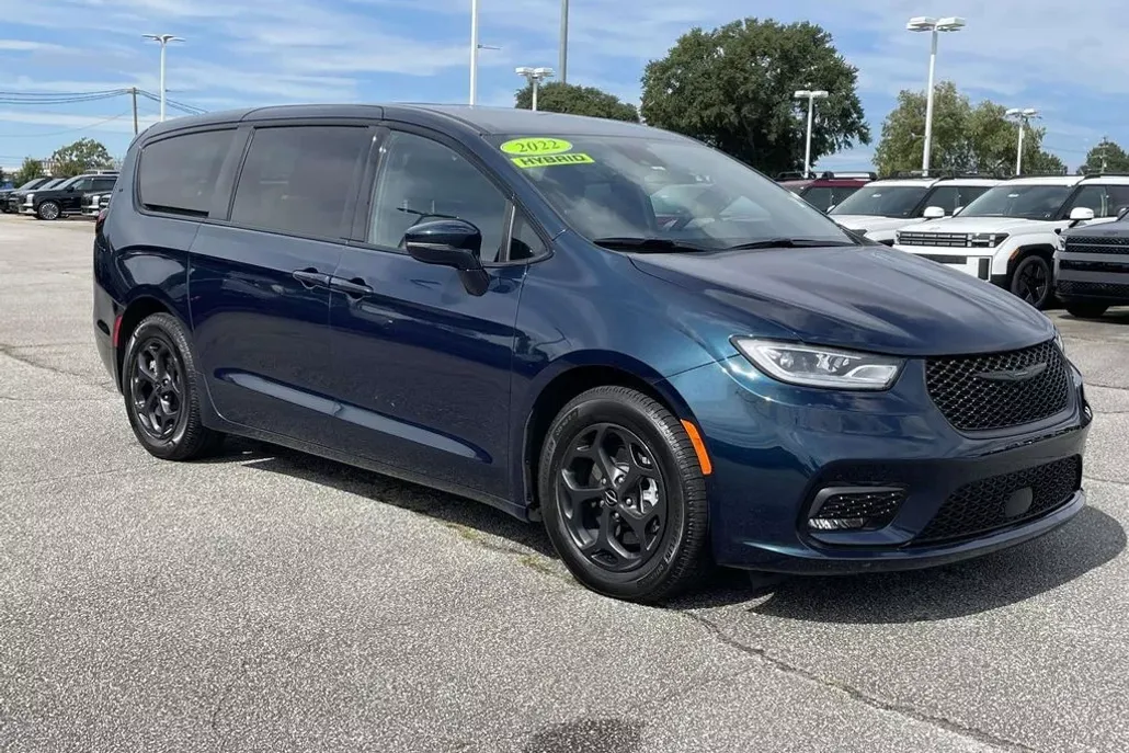 2022 Chrysler Pacifica Hybrid Touring L photo 1