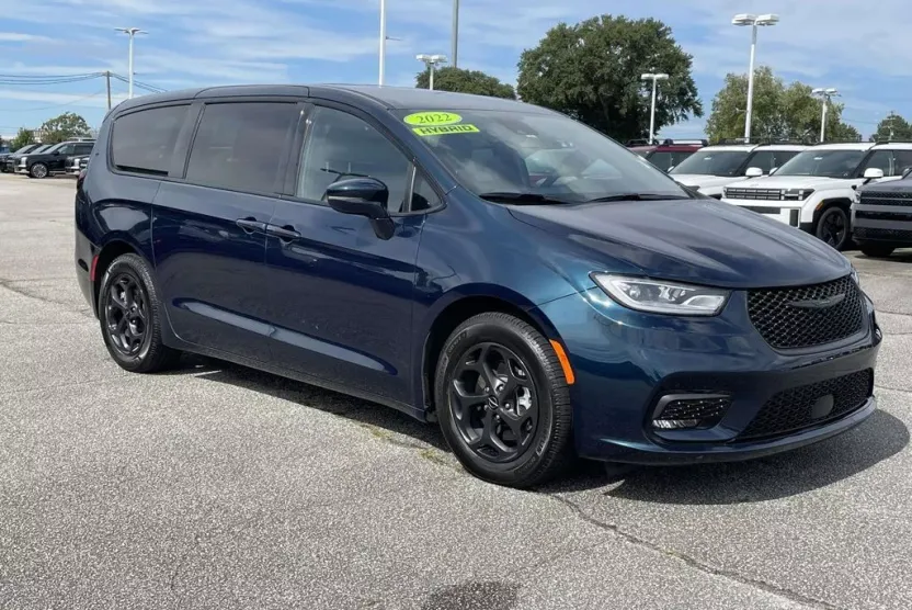 2022 Chrysler Pacifica Hybrid Touring L photo 1