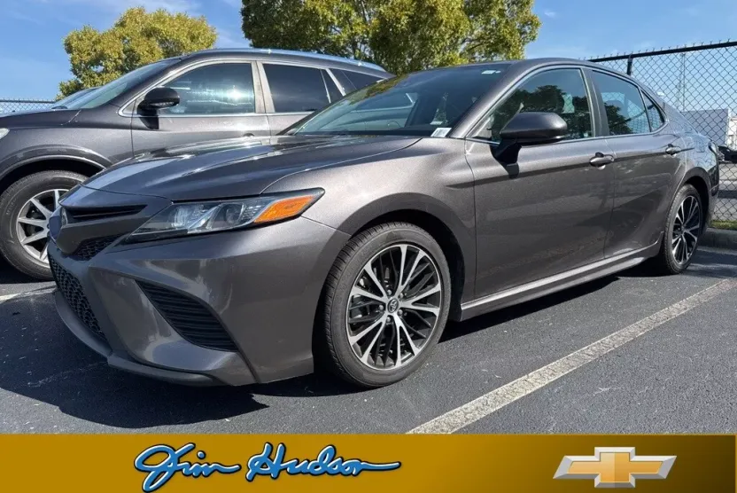 2020 Toyota Camry SE photo 1