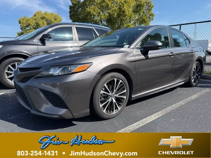 2020 Toyota Camry SE photo 1