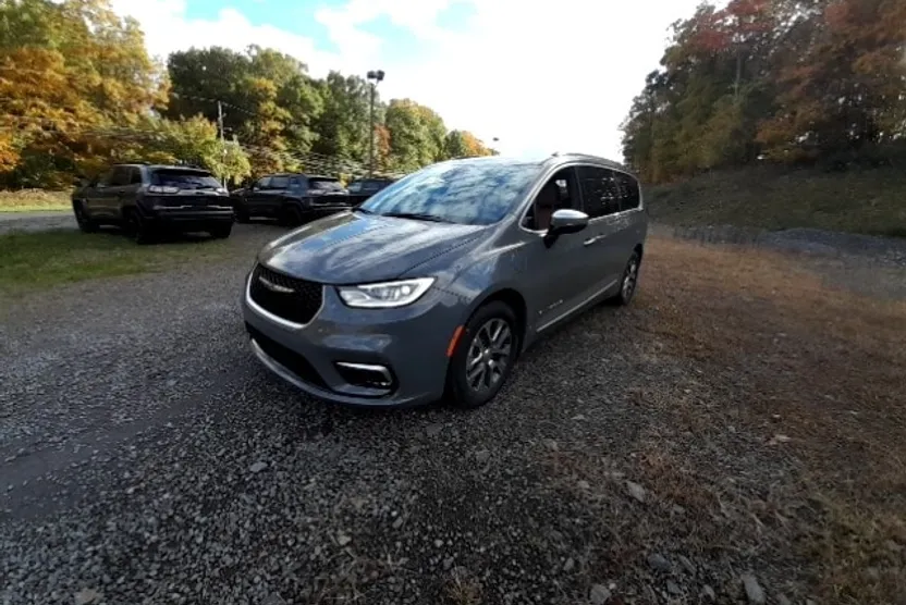 2023 Chrysler Pacifica Hybrid Pinnacle photo 1