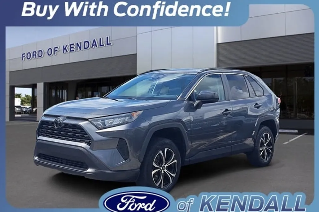 2021 Toyota RAV4 LE photo 1
