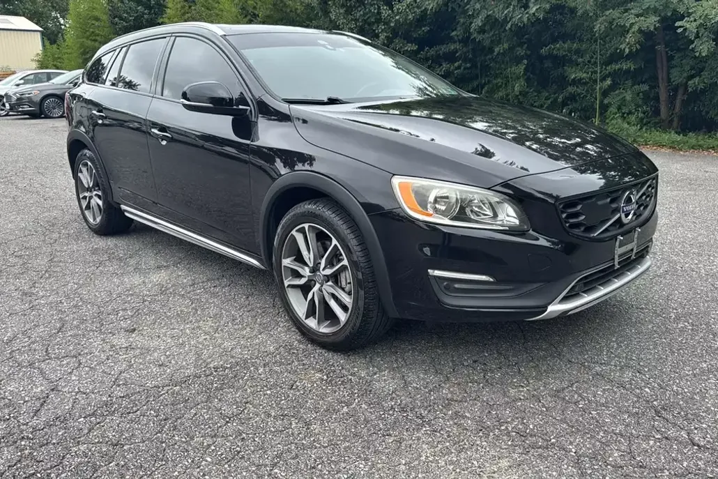 2017 Volvo V60 T5 Cross Country photo 1