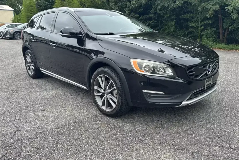 2017 Volvo V60 T5 Cross Country photo 1