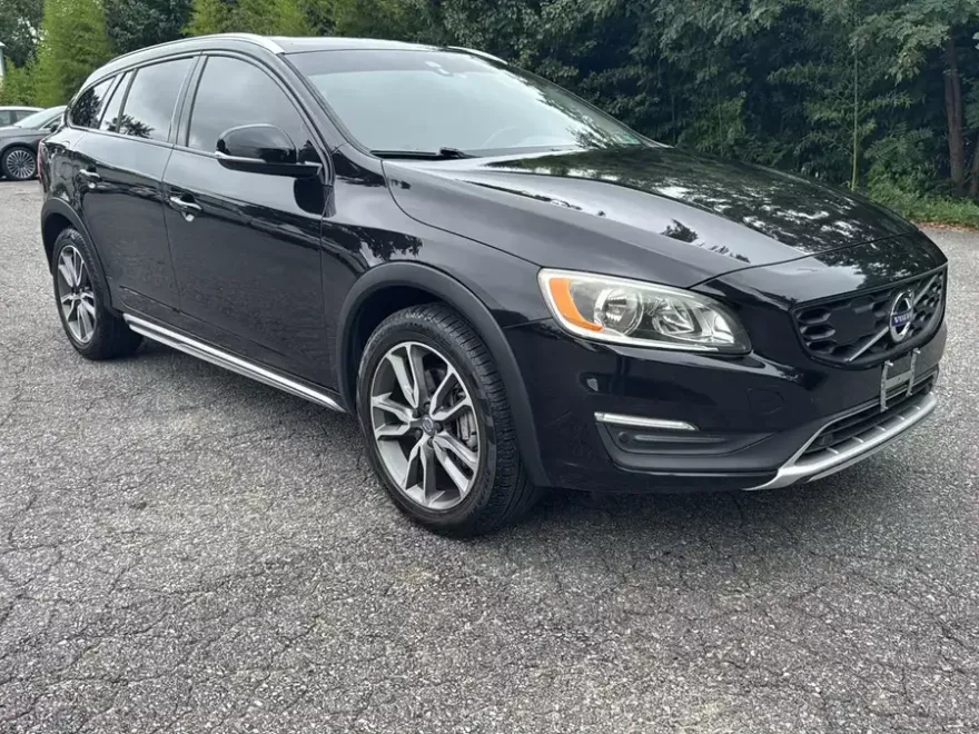 2017 Volvo V60 T5 Cross Country photo 1