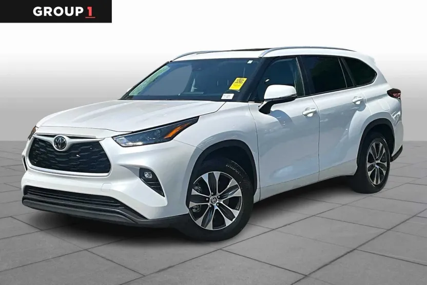 2023 Toyota Highlander XLE photo 1