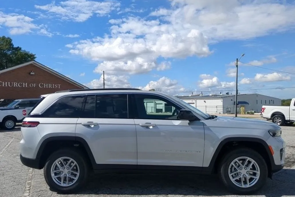 2025 Jeep Grand Cherokee Laredo Altitude photo 1