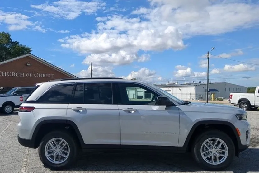 2025 Jeep Grand Cherokee Laredo Altitude photo 1
