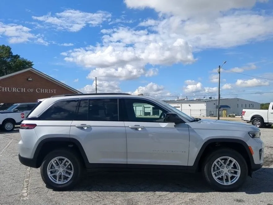 2025 Jeep Grand Cherokee Laredo Altitude photo 1