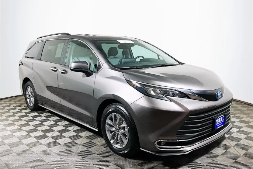 2024 Toyota Sienna XLE photo 1