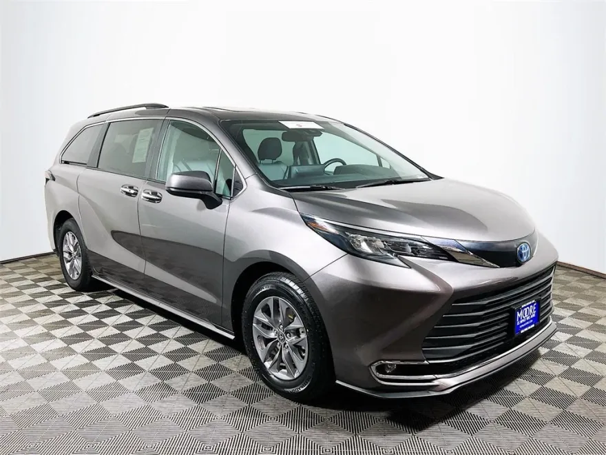 2024 Toyota Sienna XLE photo 1