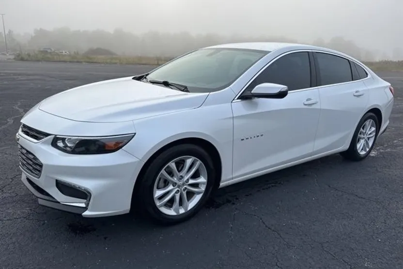 2017 Chevrolet Malibu 1LT photo 1