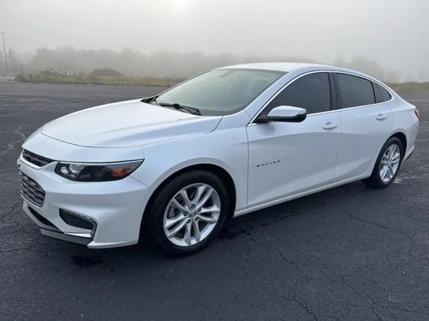 2017 Chevrolet Malibu 1LT photo 1