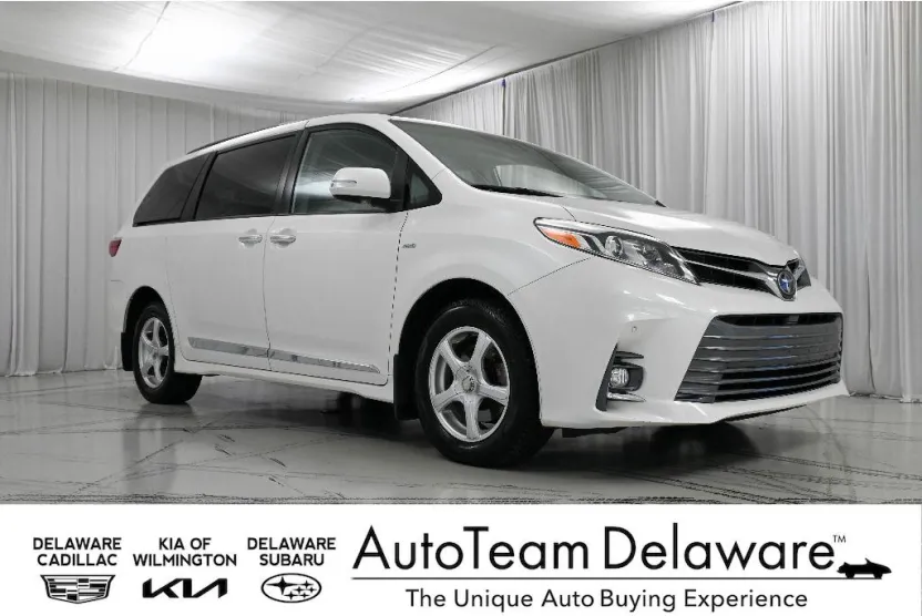 2019 Toyota Sienna Limited photo 1