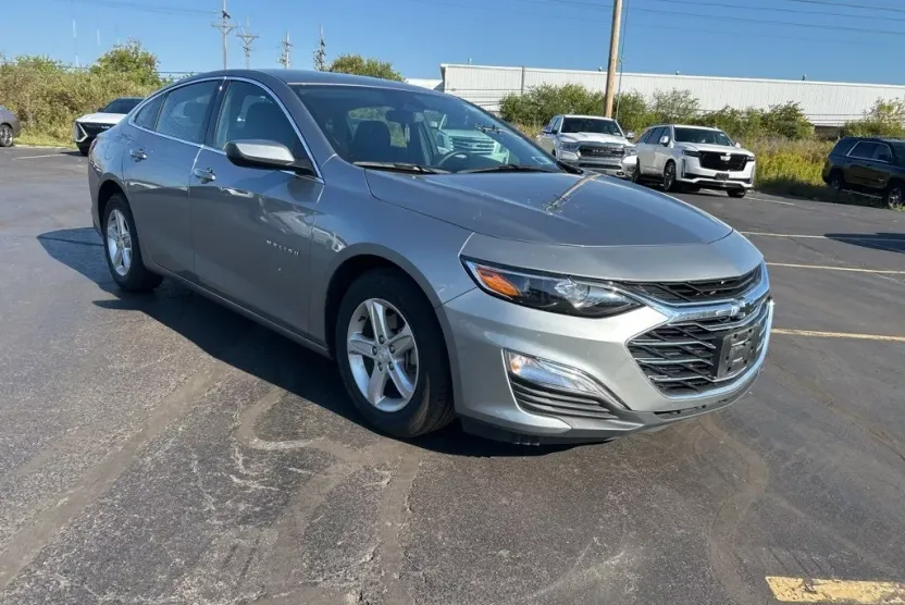 2024 Chevrolet Malibu photo 1