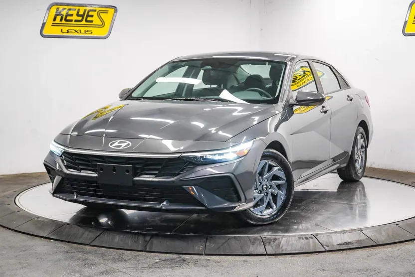 2024 Hyundai Elantra SEL photo 1