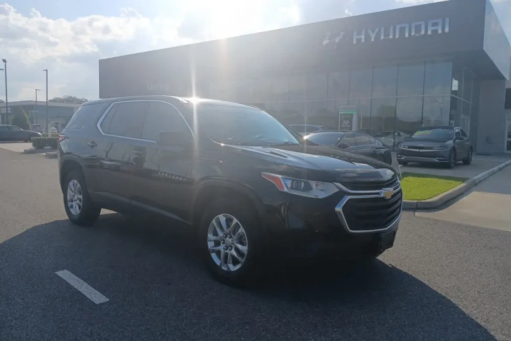 2021 Chevrolet Traverse LS photo 1