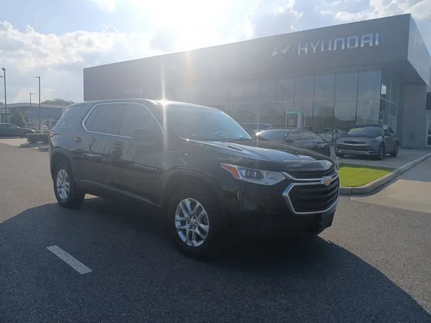 2021 Chevrolet Traverse LS photo 1