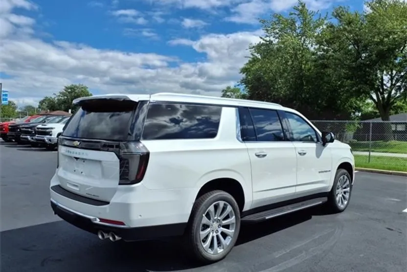 2025 Chevrolet Suburban Premier photo 1