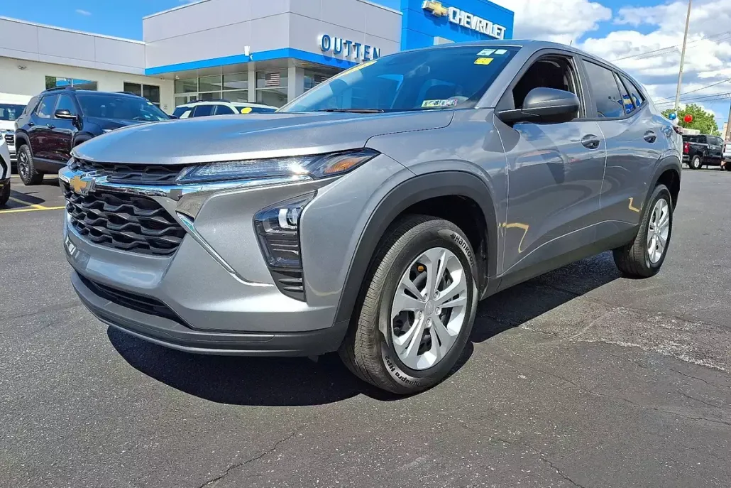 2025 Chevrolet Trax LS photo 1