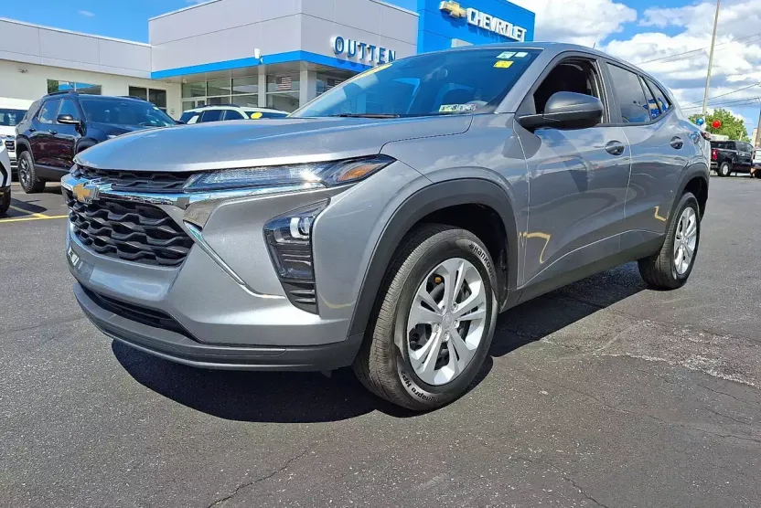 2025 Chevrolet Trax LS photo 1