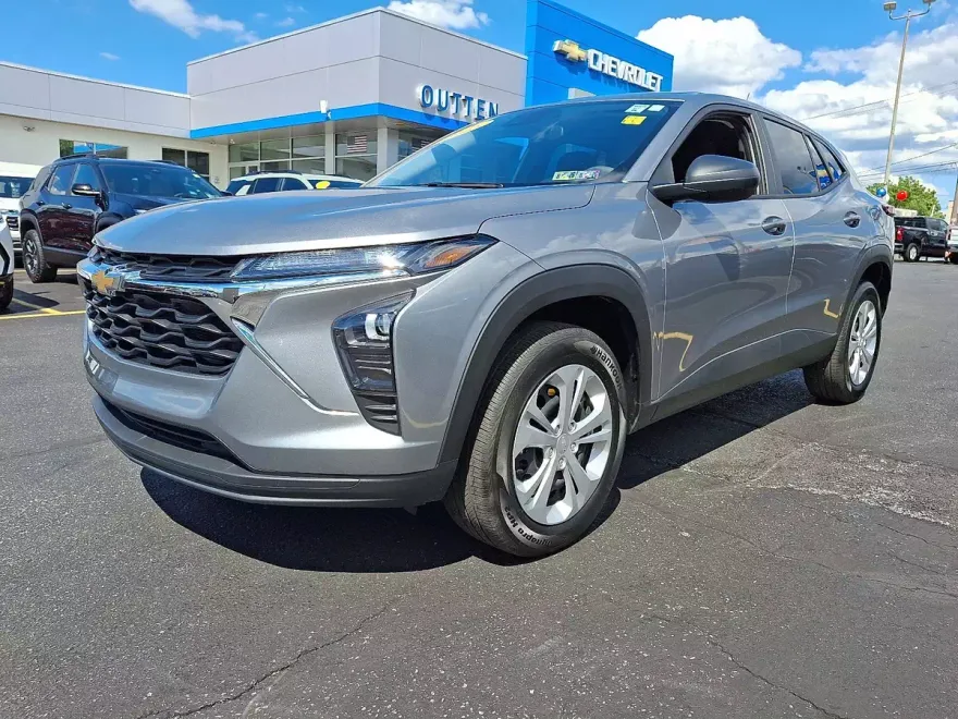 2025 Chevrolet Trax LS photo 1