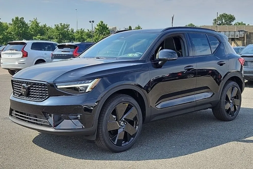 2026 Volvo XC40 photo 1