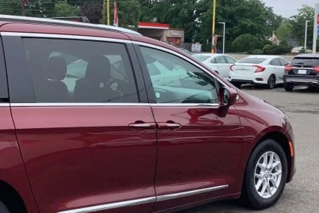 2020 Chrysler Pacifica Touring L photo 1