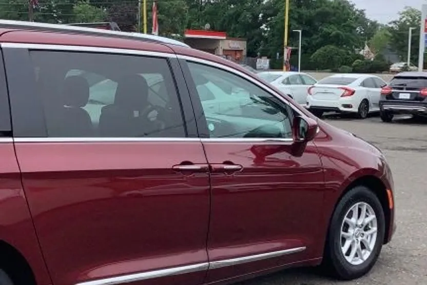 2020 Chrysler Pacifica Touring L photo 1