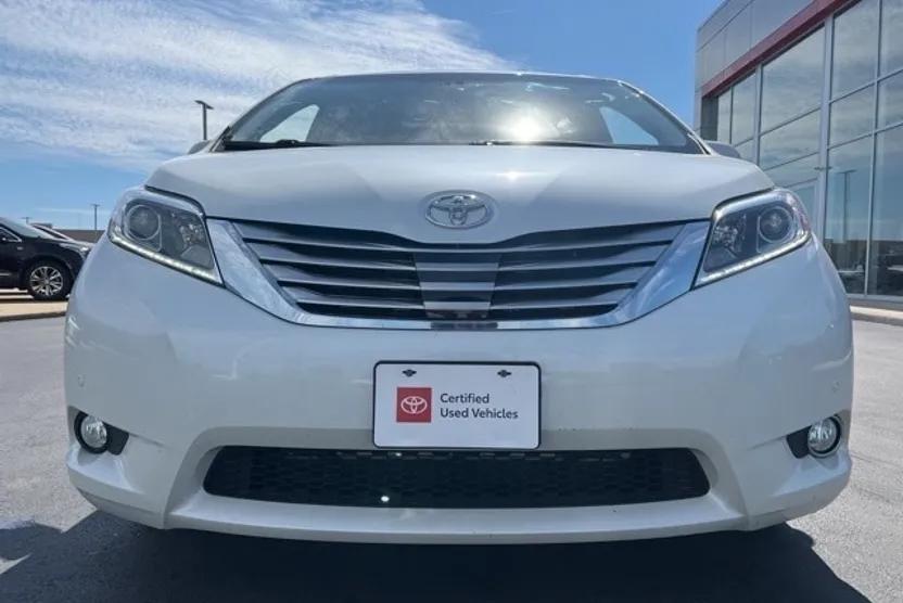 2016 Toyota Sienna Limited Premium photo 1